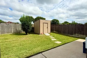141 Majestic Oak Cir, Lake Jackson, TX 77566 - Photo 11