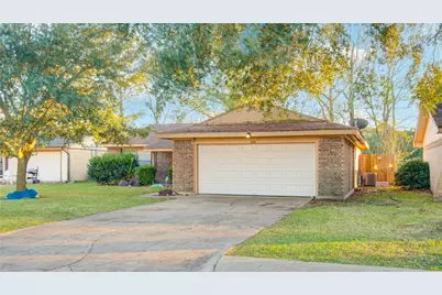 700 N Plantation Drive, Angleton, TX 77515 - Photo 3