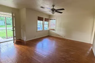 1002 W Willis St, Alvin, TX 77511 - Photo 3