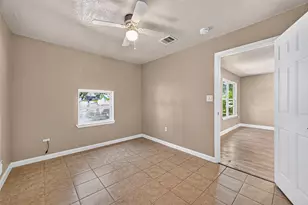 8166 Oak Knoll Ln, Houston, TX 77028 - Photo 19