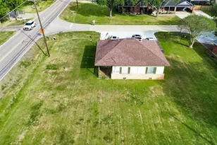 610 Cindyrella Dr, Highlands, TX 77562 - Photo 1