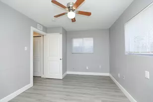 8127 Colonial Ln, Houston, TX 77051 - Photo 15