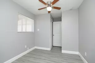 8127 Colonial Ln, Houston, TX 77051 - Photo 13