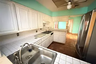 3400 Coachlight Ln, Baytown, TX 77521 - Photo 9