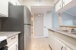 1108 W Tri Oaks Ln, Houston, TX 77043 - Photo 11