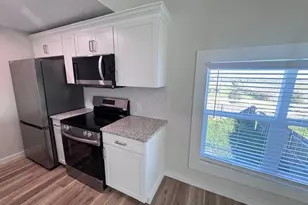 4406 Helen St, Hitchcock, TX 77563 - Photo 9