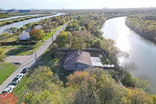 1910 Duncan Dr, Oyster Creek, TX 77541 - Photo 1