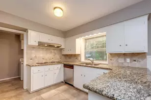 810 Borden St, Sugar Land, TX 77478 - Photo 9