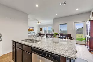 8306 Tamarind Ln, Baytown, TX 77521 - Photo 9