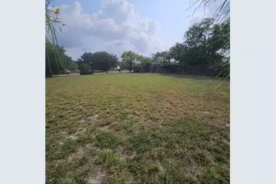 327 E B Avenue, Kingsville, TX 78363 - Photo 3
