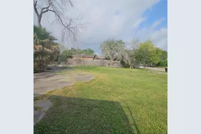 327 E B Avenue, Kingsville, TX 78363 - Photo 5