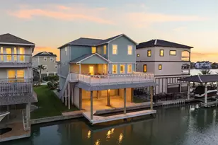 438 Amanda Cir, Tiki Island, TX 77554 - Photo 1