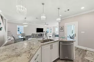 438 Amanda Cir, Tiki Island, TX 77554 - Photo 11