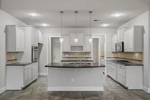 13930 Hawthorne Cir, Mont Belvieu, TX 77523 - Photo 5