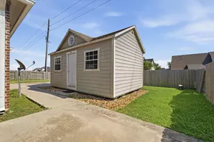 13930 Hawthorne Cir, Mont Belvieu, TX 77523 - Photo 17