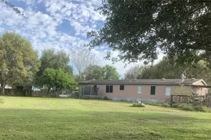 2018 Lauren Ln, Sealy, TX 77474 - Photo 3