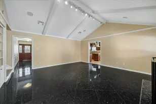 10906 Piping Rock Ln, Houston, TX 77042 - Photo 9