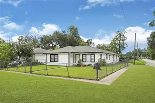 1033 W Snyder St, Alvin, TX 77511 - Photo 3