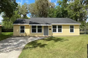 55 Elm Ct, Lake Jackson, TX 77566 - Photo 1