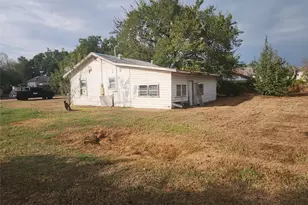 500 E Kezee, Calvert, TX 77837 - Photo 3