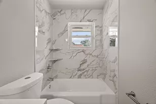 9623 Meadowglen Ln, Houston, TX 77063 - Photo 15