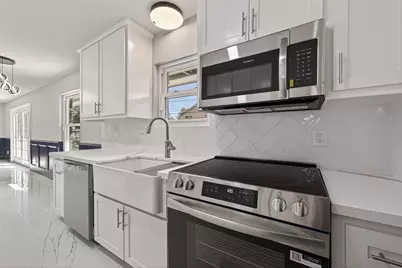 9623 Meadowglen Lane, Houston, TX 77063 - Photo 11