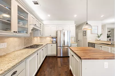 6 N Cochrans Green Circle, The Woodlands, TX 77381 - Photo 11