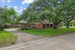 1613 S Hood St, Alvin, TX 77511 - Photo 9