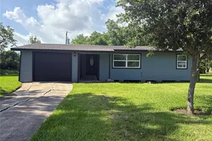 55 Periwinkle Ct, Lake Jackson, TX 77566 - Photo 1