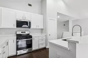 9810 Abigail Grace Ct, Houston, TX 77025 - Photo 15