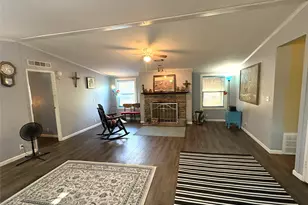 327 Laura Ln, Bastrop, TX 78602 - Photo 7