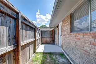 1104 W Tri Oaks Ln, Houston, TX 77043 - Photo 23