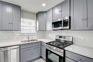 1104 W Tri Oaks Ln, Houston, TX 77043 - Photo 9