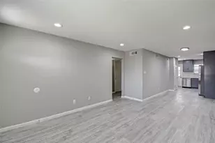 1104 W Tri Oaks Ln, Houston, TX 77043 - Photo 5