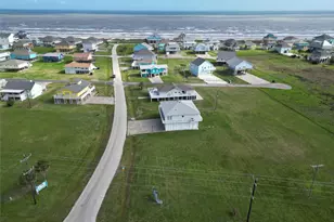 973 Sea Breeze, Crystal Beach, TX 77650 - Photo 3