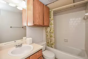 10855 Meadowglen Ln, Houston, TX 77042 - Photo 23