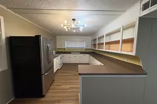 159 Oak Dr, Lake Jackson, TX 77566 - Photo 5