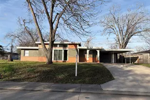 159 Oak Dr, Lake Jackson, TX 77566 - Photo 1