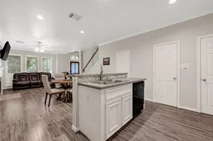 711 W Heights Hollow Ln, Houston, TX 77007 - Photo 3