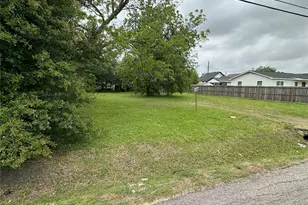 920 E 39th St, Houston, TX 77022 - Photo 1