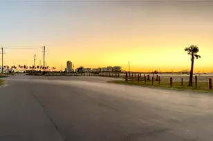 10 Gulf Ln, Galveston, TX 77550 - Photo 29