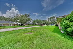 687 Bending Oaks Dr, Bellville, TX 77418 - Photo 5