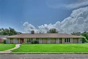 687 Bending Oaks Dr, Bellville, TX 77418 - Photo 1