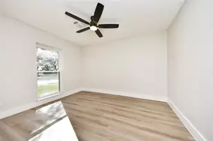 8114 Pella Dr, Houston, TX 77036 - Photo 17