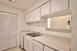 9407 Pagewood Ln, Houston, TX 77063 - Photo 7