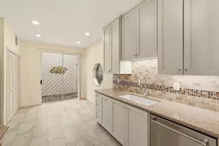 10125 Valley Forge Dr, Houston, TX 77042 - Photo 11