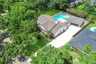 9 Earlham Dr, Friendswood, TX 77546 - Photo 37