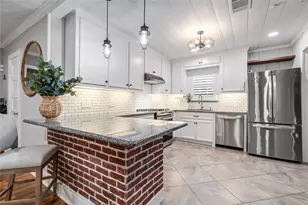 327 Middleton St, Kemah, TX 77518 - Photo 7