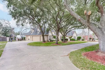 338 Timbercreek Drive, Lake Jackson, TX 77566 - Photo 3