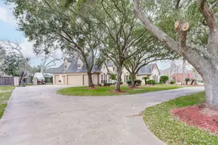 338 Timbercreek Dr, Lake Jackson, TX 77566 - Photo 3